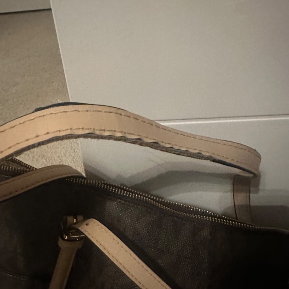 Michael Kors tote bag and wallet. - Picture 3 of 4